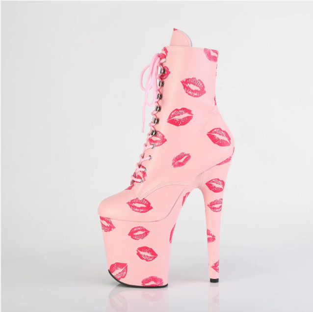 Ihana Illan Piristys: Pleaser Shoes Helsinki Loistaa Juhlissa
